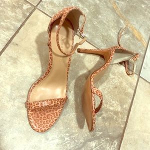 Light pink animal print strapped sandals, size 6